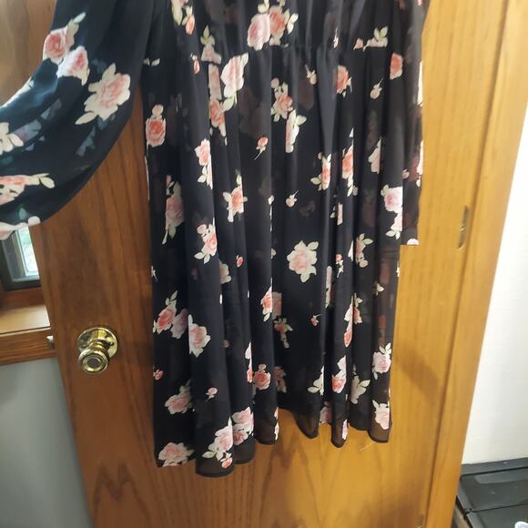 Torrid 1x plus BLACK FLORAL COLD SHOULDER CHIFFON DRESS - Picture 6 of 10